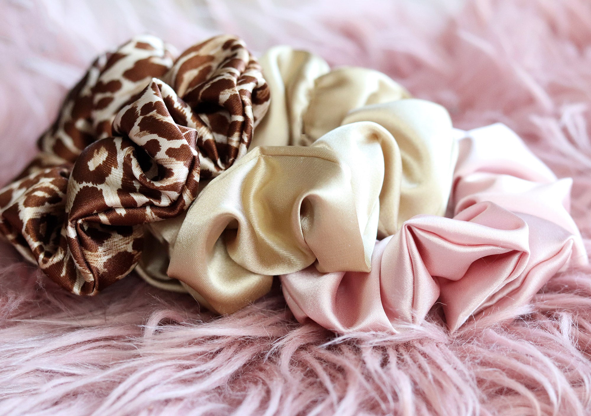 Je haar kan echt niet zonder: satijnen scrunchies! - MAE-LILLY - Mae Lilly