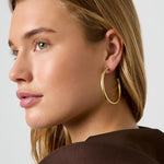 Halo Curve Matte Hoops Oorbellen Goudkleurig zijkant - Mae Lilly