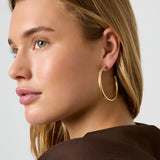 Halo Curve Matte Hoops Oorbellen Goudkleurig zijkant - Mae Lilly