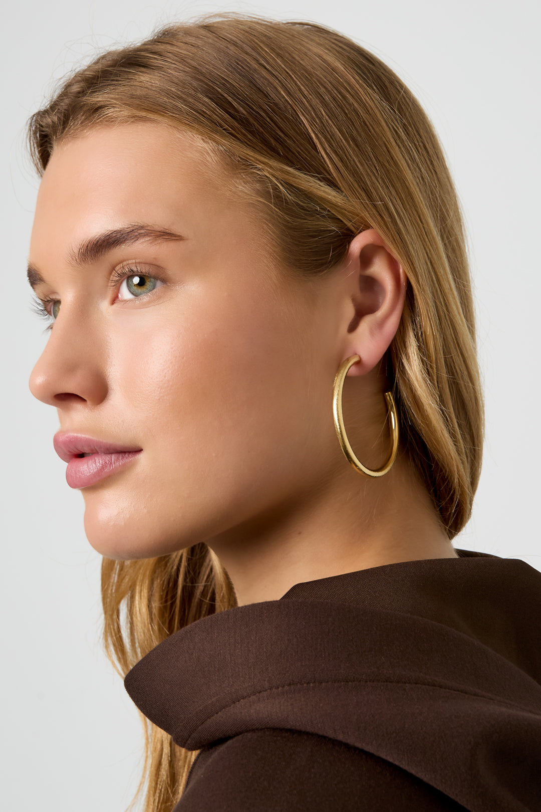 Halo Curve Matte Hoops Oorbellen Goudkleurig zijkant - Mae Lilly