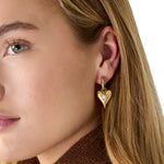 Amor Pearl Drops Oorbellen Zilverkleurig gedragen - Mae Lilly