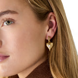 Amor Pearl Drops Oorbellen Zilverkleurig gedragen - Mae Lilly