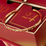 Starlit Cuff Armband Goudkleurig zijkant - Mae Lilly