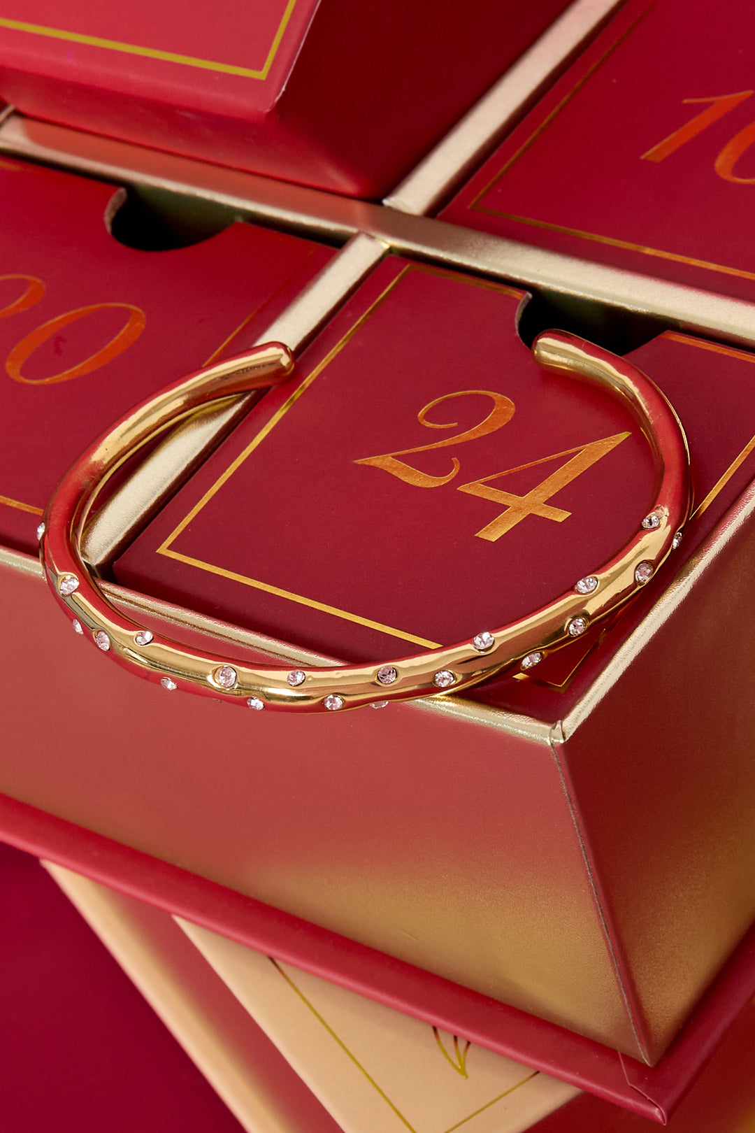 Starlit Cuff Armband Goudkleurig zijkant - Mae Lilly