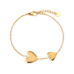 Two Hearts Together Armband Goudkleurig voorkant - Mae Lilly
