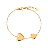 Two Hearts Together Armband Goudkleurig voorkant - Mae Lilly