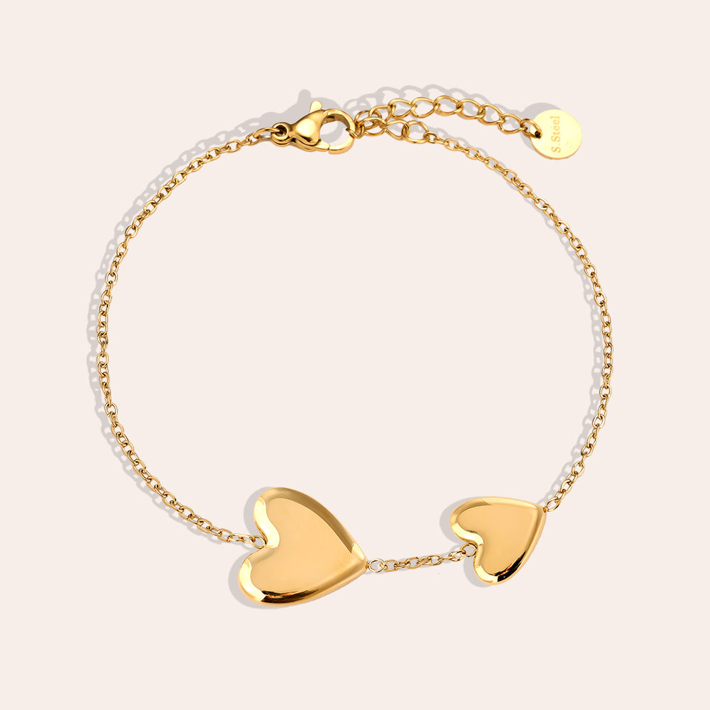 Two Hearts Together Armband Goudkleurig detail - Mae Lilly