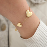 Two Hearts Together Armband Goudkleurig zijkant - Mae Lilly