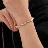 Flow Bangle Armband Goudkleurig zijkant - Mae Lilly