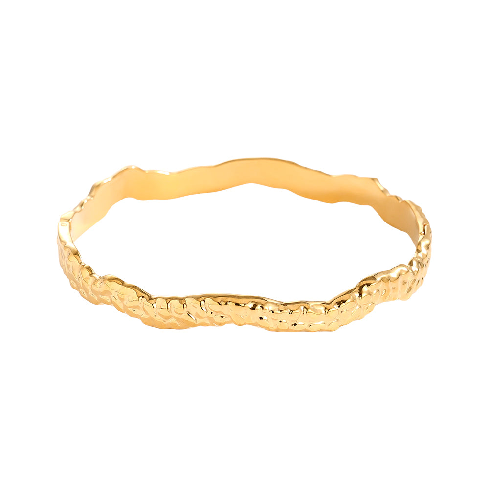 Flow Bangle Armband Goudkleurig voorkant - Mae Lilly