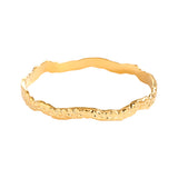 Flow Bangle Armband Goudkleurig voorkant - Mae Lilly