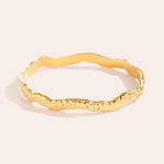 Flow Bangle Armband Goudkleurig detail - Mae Lilly