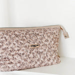 Make-up Tas Expandable Quilted Nude Flowers gedragen - Mae Lilly
