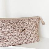 Make-up Tas Expandable Quilted Nude Flowers gedragen - Mae Lilly