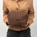 Make-up Tas Faux Suède Chocolate zijkant - Mae Lilly