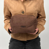 Make-up Tas Faux Suède Chocolate zijkant - Mae Lilly