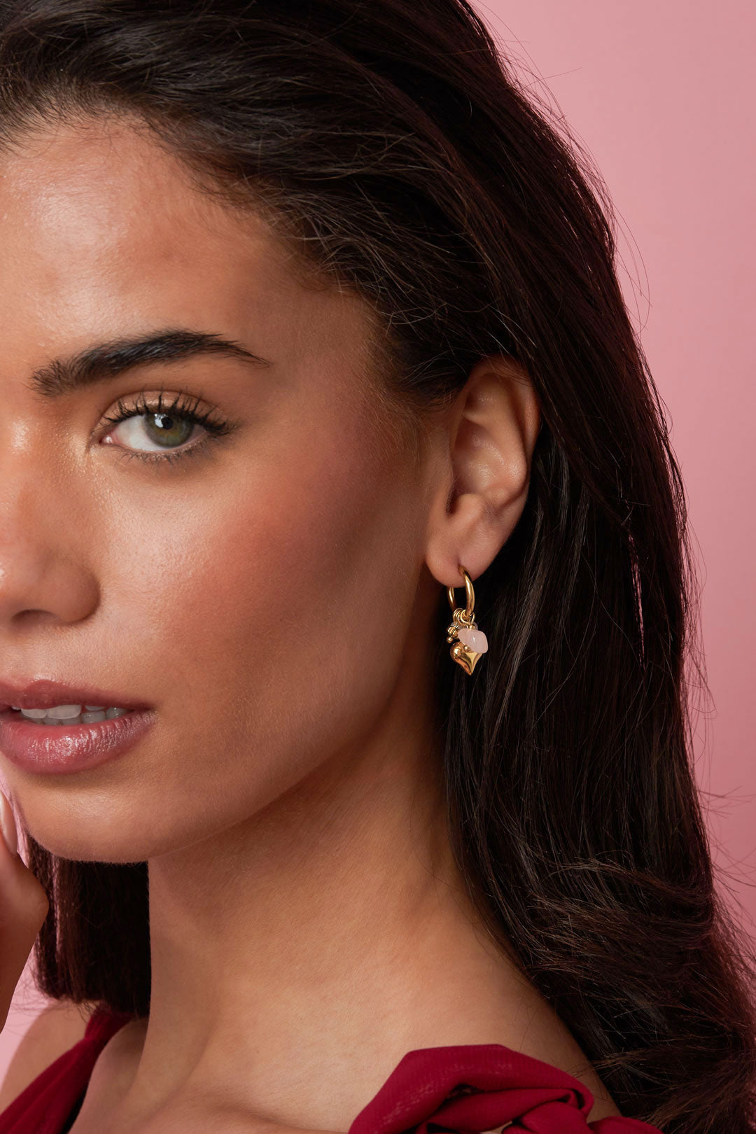 Sol Heart Hoops Oorbellen Goudkleurig zijkant - Mae Lilly