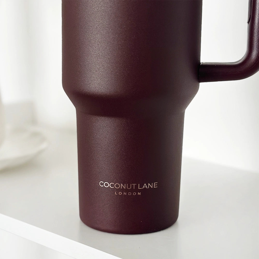 Stainless Steel Tumbler Burgundy gedragen - Mae Lilly