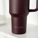 Stainless Steel Tumbler Burgundy gedragen - Mae Lilly