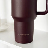 Stainless Steel Tumbler Burgundy gedragen - Mae Lilly