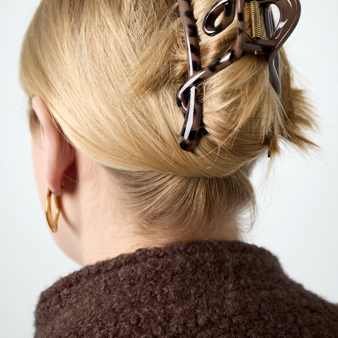 Haarklem Leo Cocoa Swirl zijkant - Mae Lilly