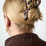 Haarklem Leo Khaki Swirl zijkant - Mae Lilly