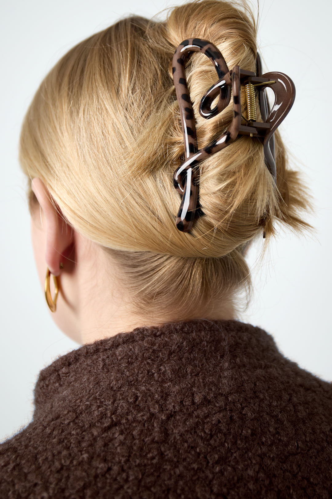 Haarklem Leo Khaki Swirl zijkant - Mae Lilly