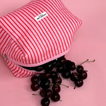 Make-up Tas Cherry Stripes gedragen - Mae Lilly
