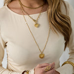 Vintage Heart Charm Ketting Goudkleurig gedragen - Mae Lilly