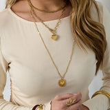 Vintage Heart Charm Ketting Goudkleurig gedragen - Mae Lilly