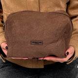Make-up Tas Faux Suède Chocolate gedragen - Mae Lilly