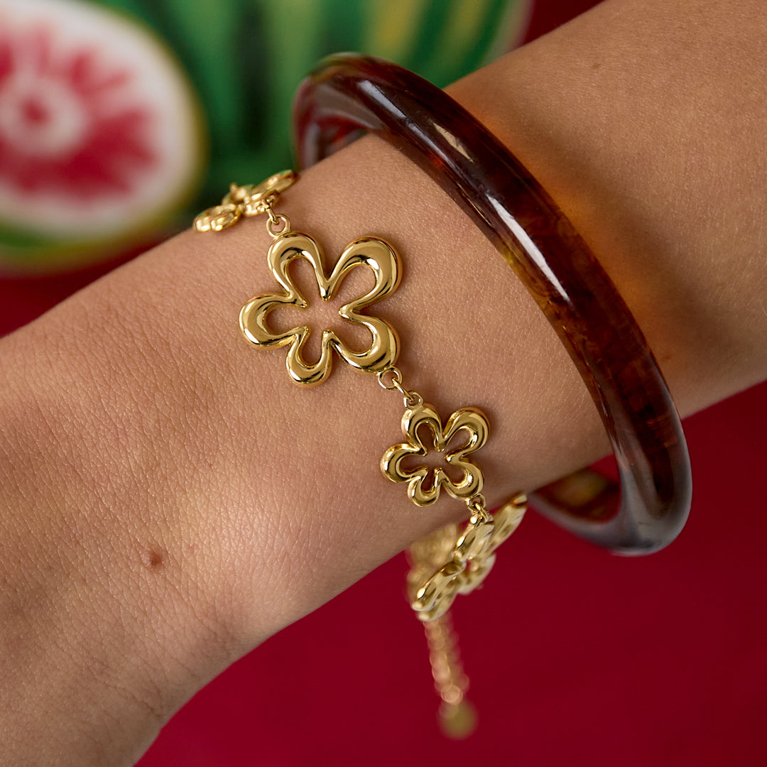 Playful Flowers Armband Goudkleurig zijkant - Mae Lilly