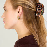 Haarklem Glossy Leopard Khaki zijkant - Mae Lilly