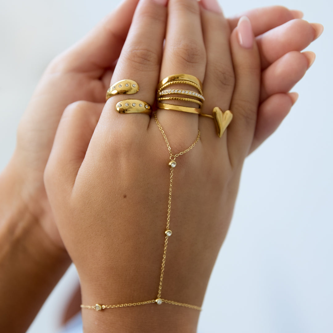 Linked Love Hand Chain Zilverkleurig