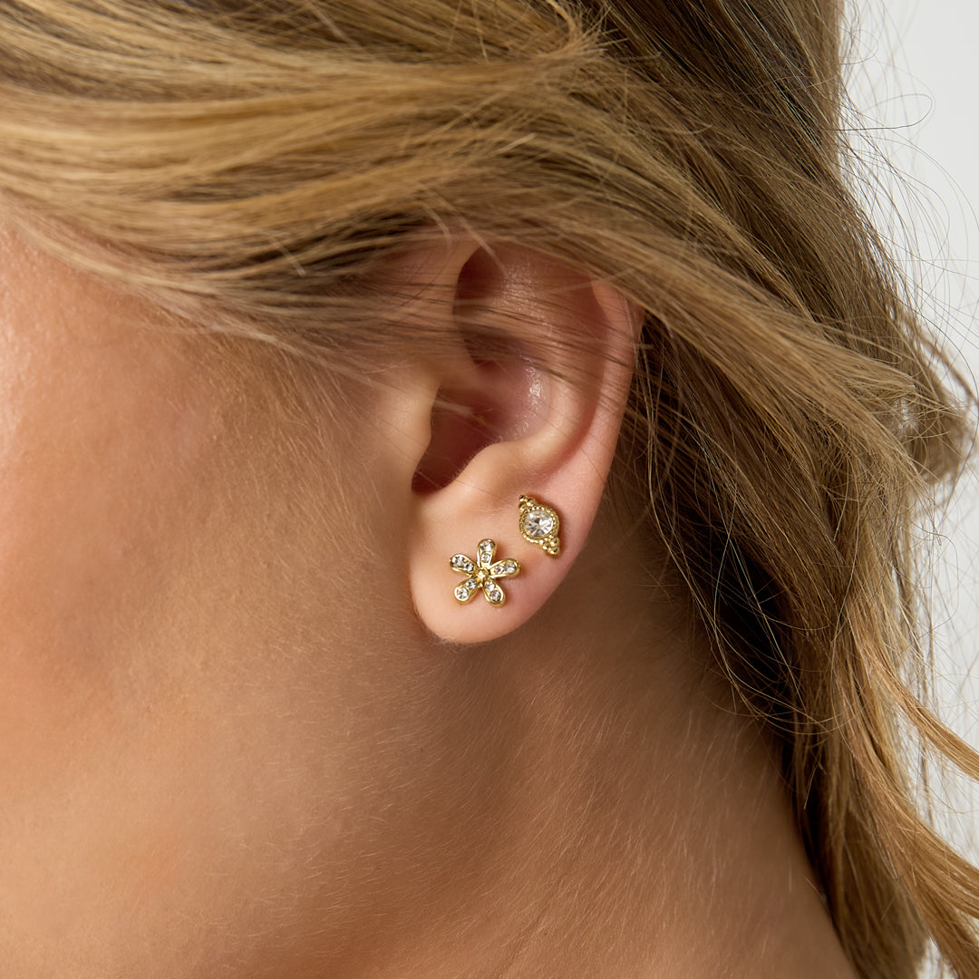 Luna Spark Studs Oorbellen Zilverkleurig zijkant - Mae Lilly
