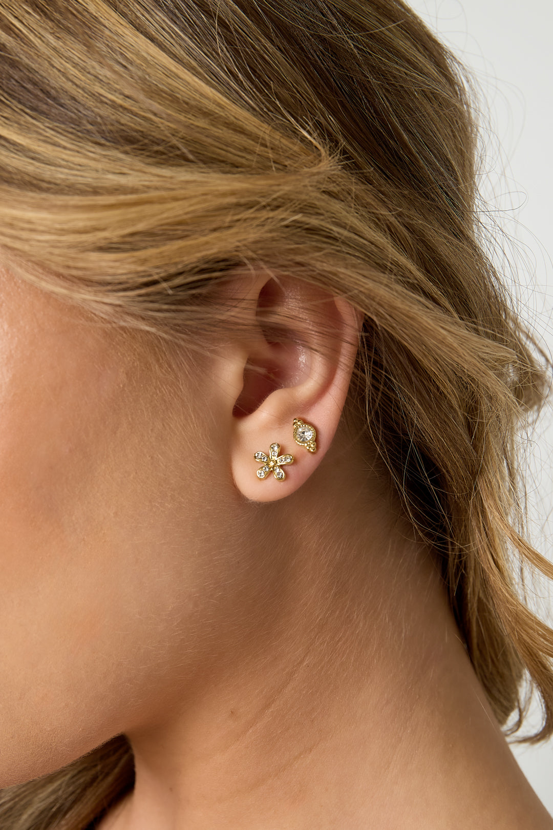Luna Spark Studs Oorbellen Zilverkleurig zijkant - Mae Lilly