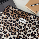Leopard Dark Brown Laptophoes 33.5 cm x 23.5 cm zijkant - Mae Lilly