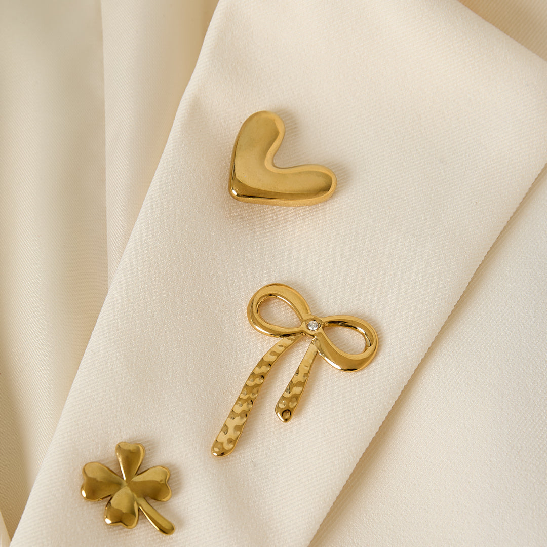 Lucky Love Broche Set Goudkleurig zijkant - Mae Lilly