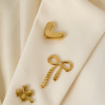 Lucky Love Broche Set Goudkleurig zijkant - Mae Lilly