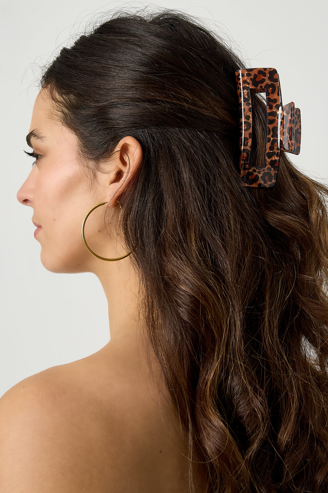 Haarklem Untamed Beauty Brown gedragen - Mae Lilly