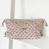 Make-up Tas Expandable Quilted Nude Flowers zijkant - Mae Lilly