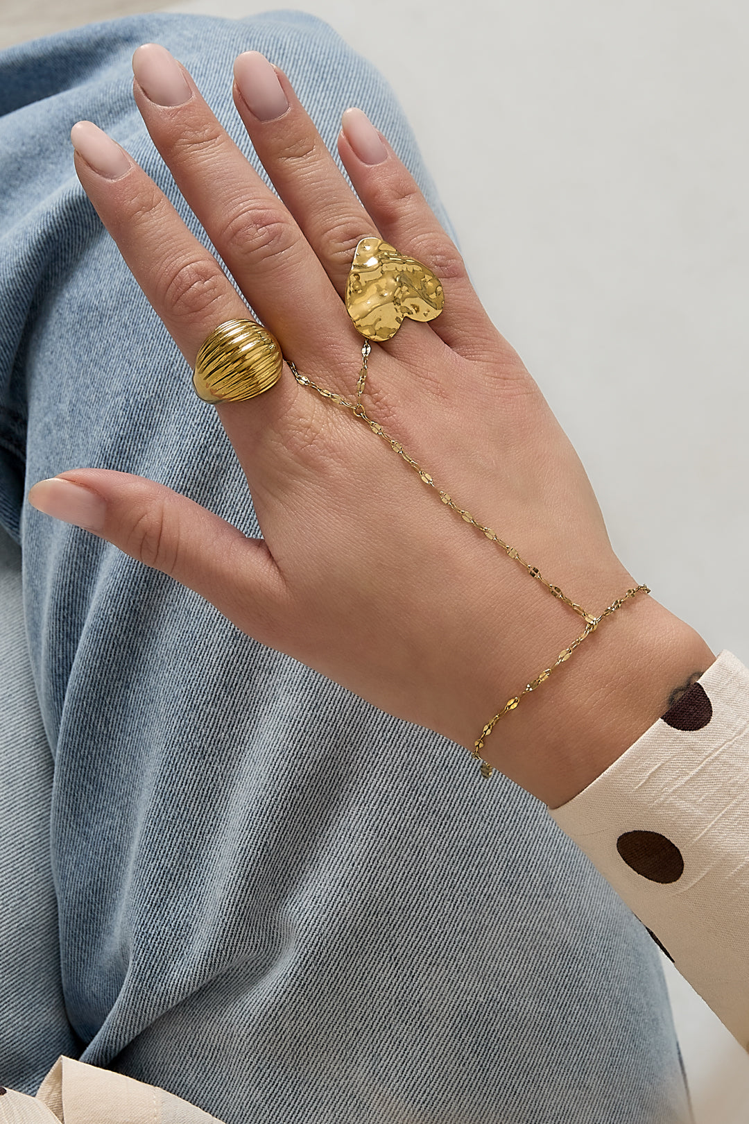 Golden Glow Handchain Goudkleurig zijkant - Mae Lilly
