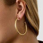 Halo Curve Matte Hoops Oorbellen Goudkleurig detail - Mae Lilly