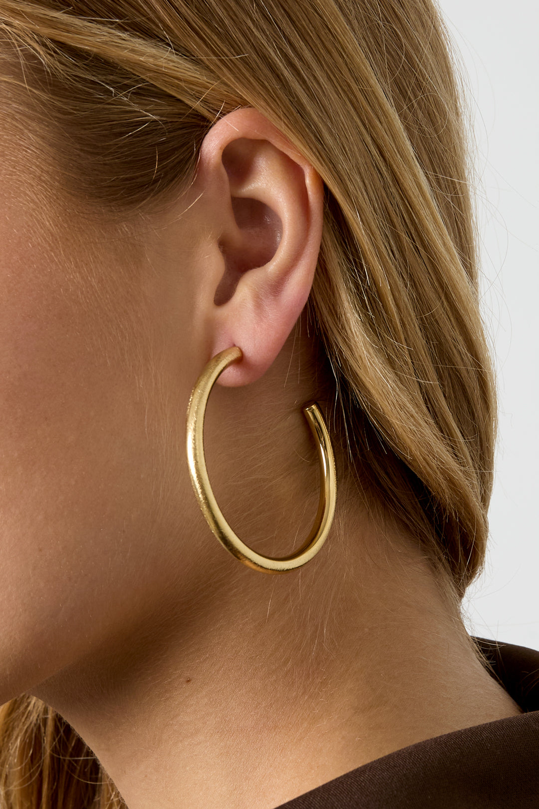 Halo Curve Matte Hoops Oorbellen Goudkleurig detail - Mae Lilly
