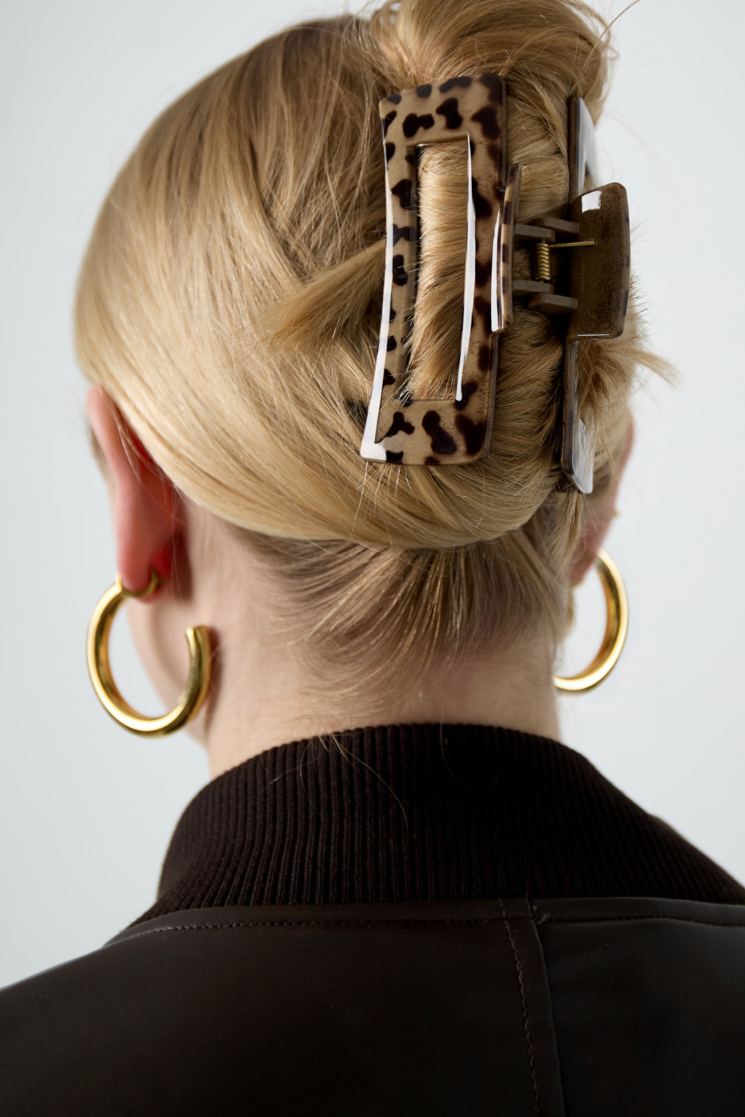 Haarklem Roar Coffee Brown zijkant - Mae Lilly
