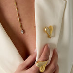 Heart Shaped with Stones Broche Goudkleurig zijkant - Mae Lilly