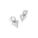 Amor Pearl Drops Oorbellen Zilverkleurig voorkant - Mae Lilly