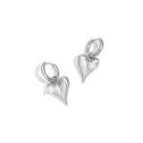 Amor Pearl Drops Oorbellen Zilverkleurig voorkant - Mae Lilly