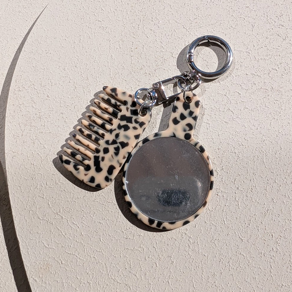 Comb & Mirror Charm Leo Beige