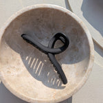 Haarklem Elegant Swirl Matte Black zijkant - Mae Lilly